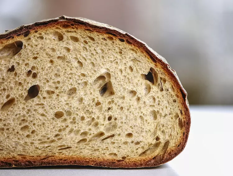 Хлеб в руках домашней хозяйки